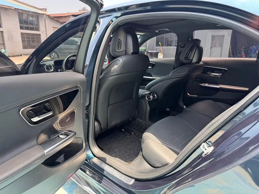 Mercedes-Benz C-Class 2023 — фото 10