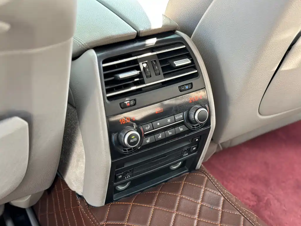 BMW 7 Series 2010 — фото 11