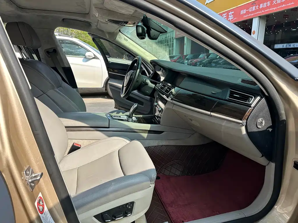 BMW 7 Series 2010 — фото 14