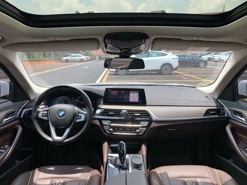 BMW 5 Series 2019 — фото 32