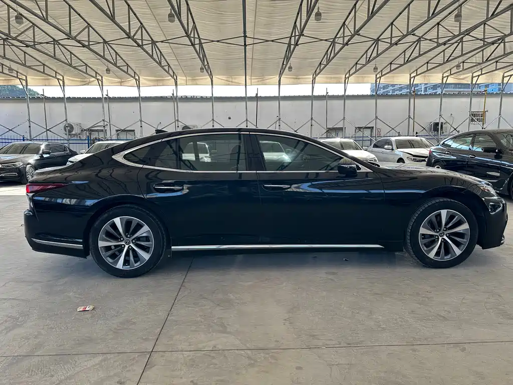 Lexus LS 2018 — фото 12
