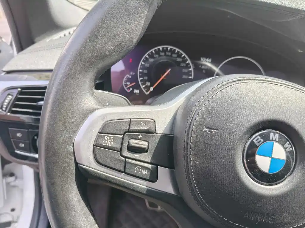 BMW 5 Series 2019 — фото 12