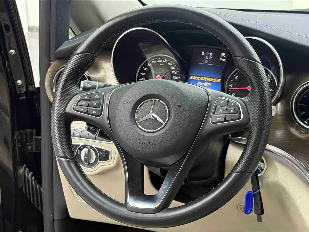 Mercedes-Benz V-Class 2022 — фото 12