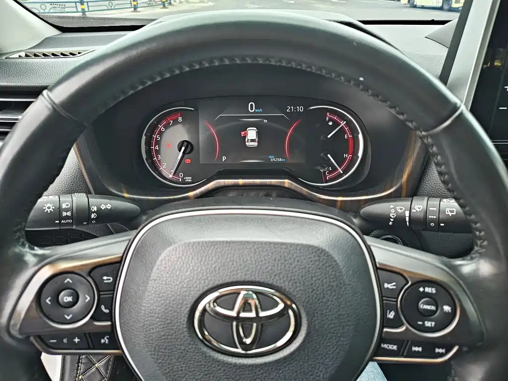 Toyota RAV4 2021 — фото 10