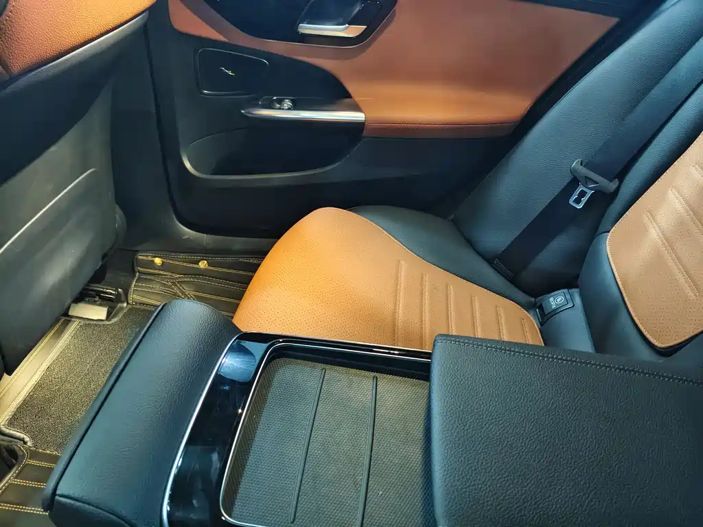 Mercedes-Benz C-Class 2024 — фото 14
