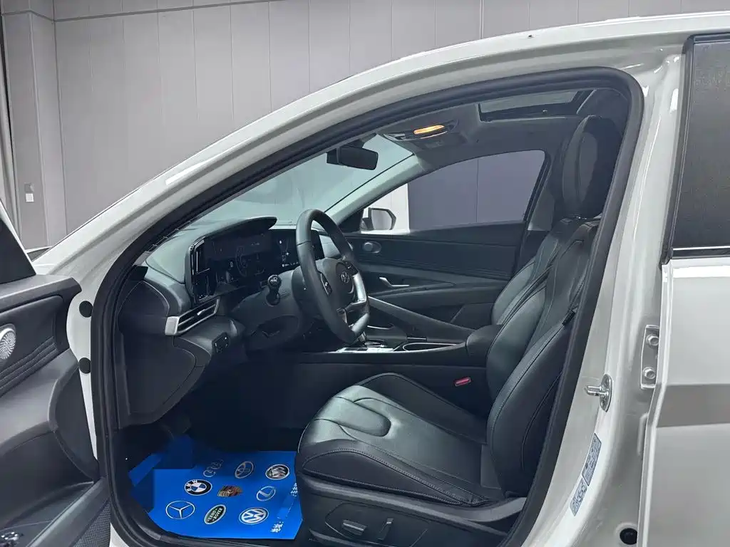 Hyundai Elantra 2023 — фото 10