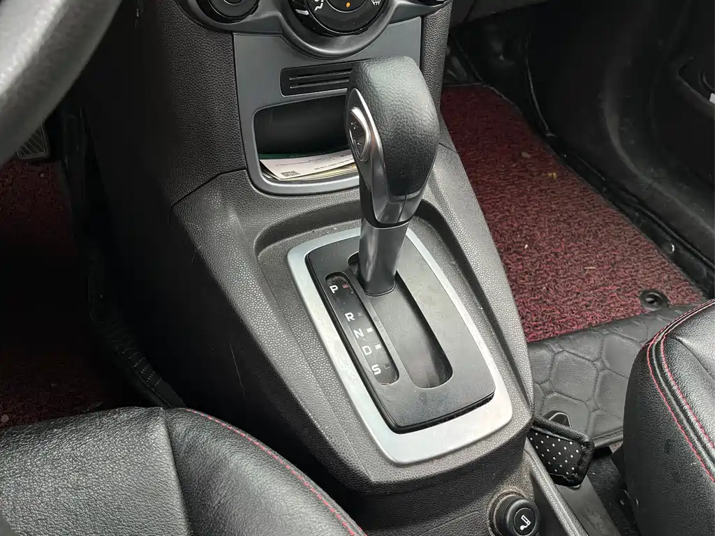 Ford Fiesta 2015 — фото 10