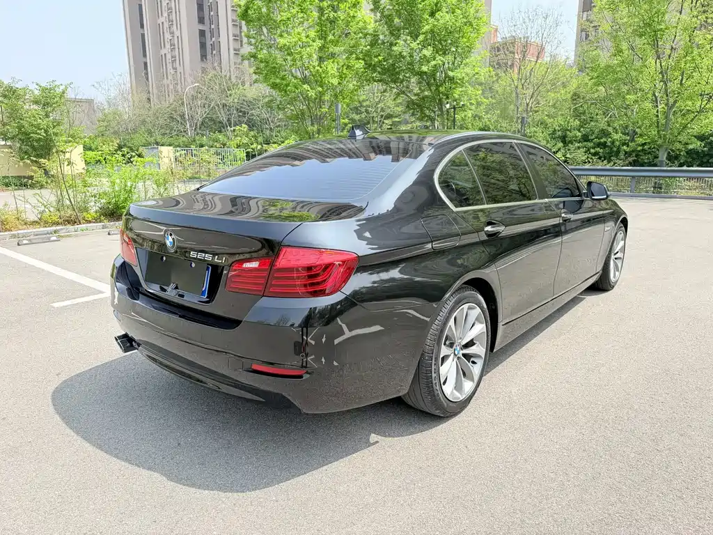 BMW 5 Series 2017 — фото 9