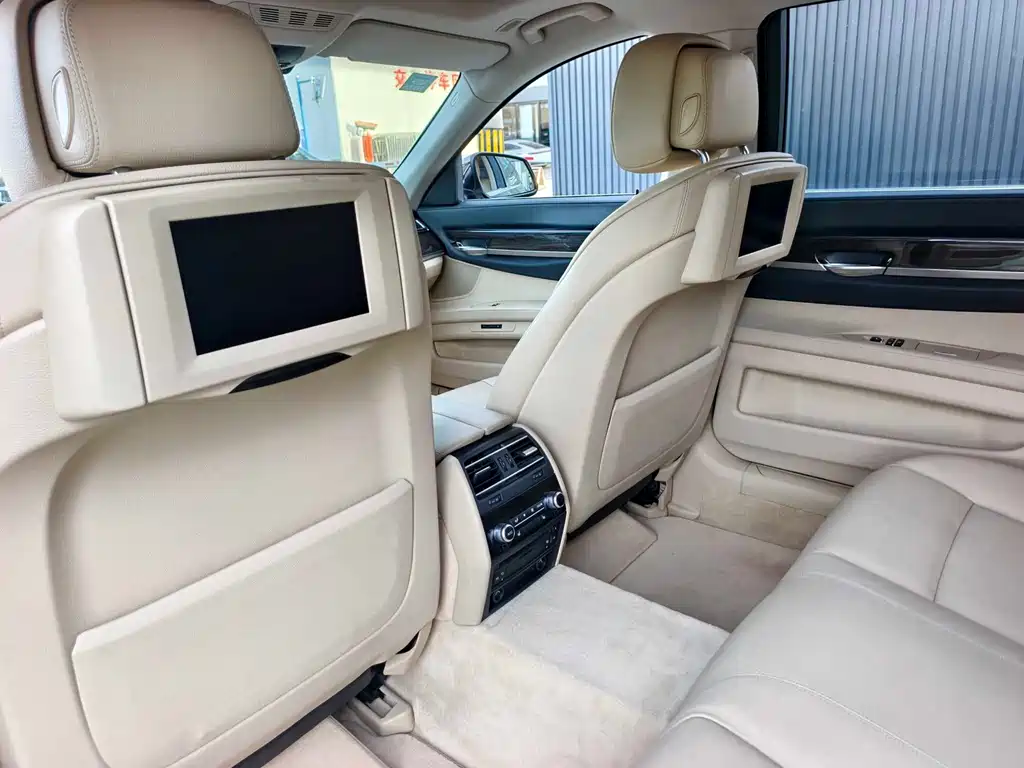 BMW 7 Series 2010 — фото 10