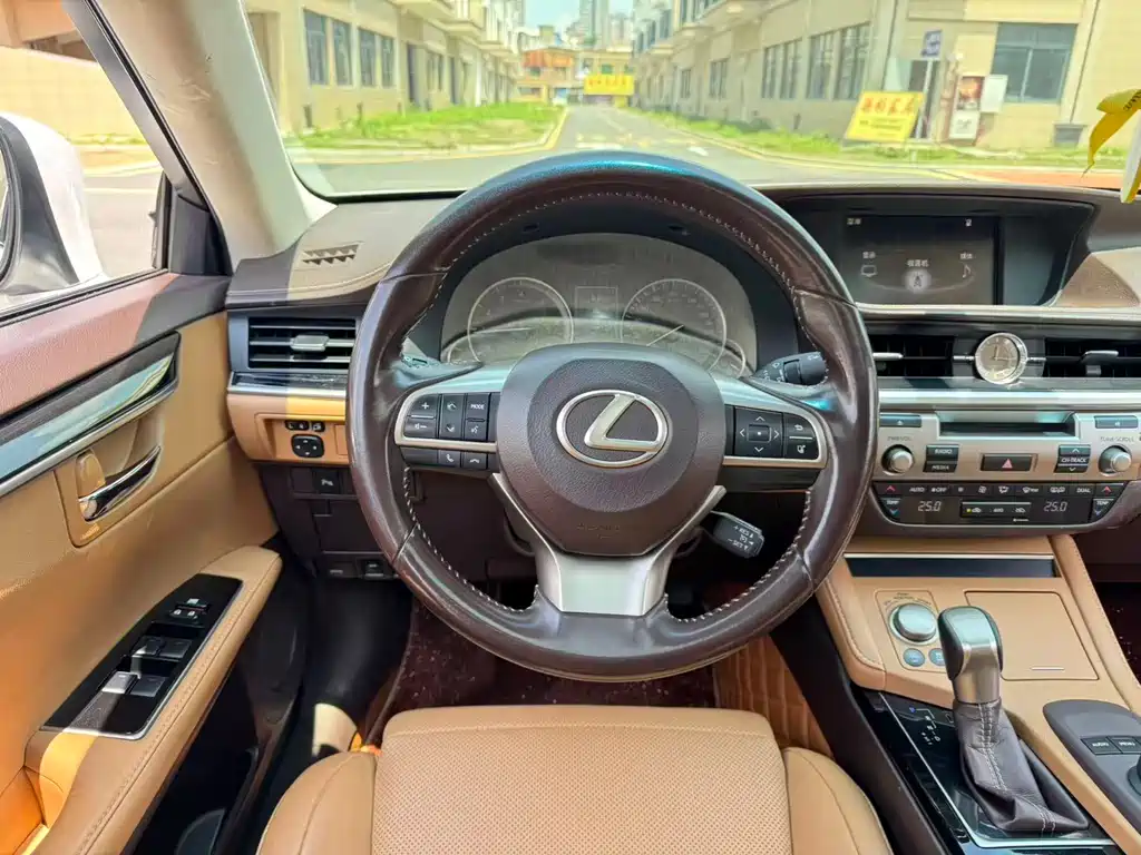 Lexus ES 2018 — фото 7