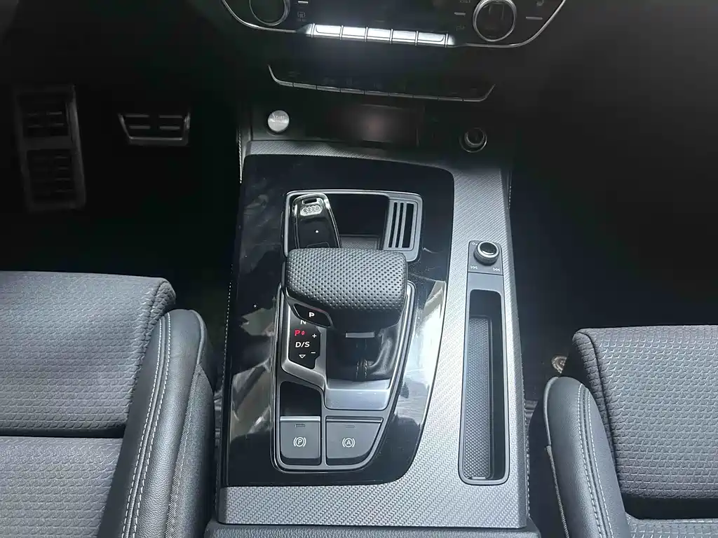 Audi Q5L Sportback 2024 — фото 17