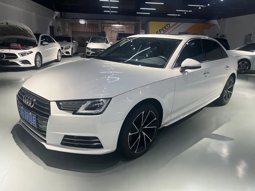 Audi A4L 2018 — фото 1