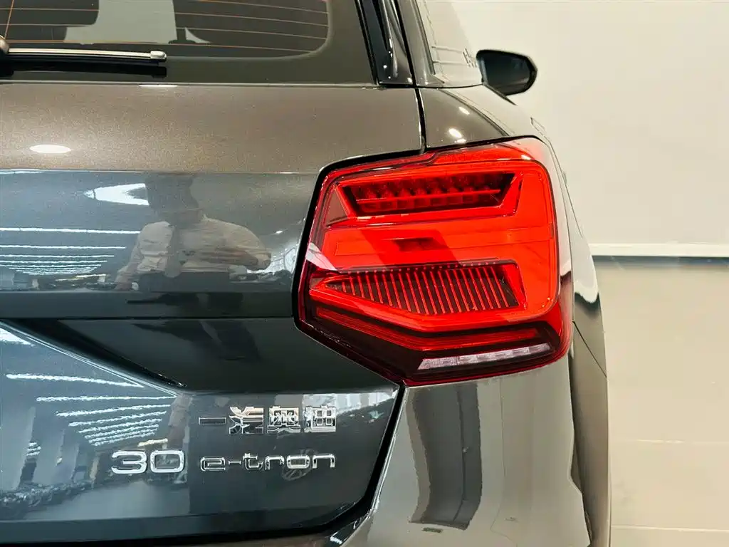 Audi Q2L e-tron 2021 — фото 16