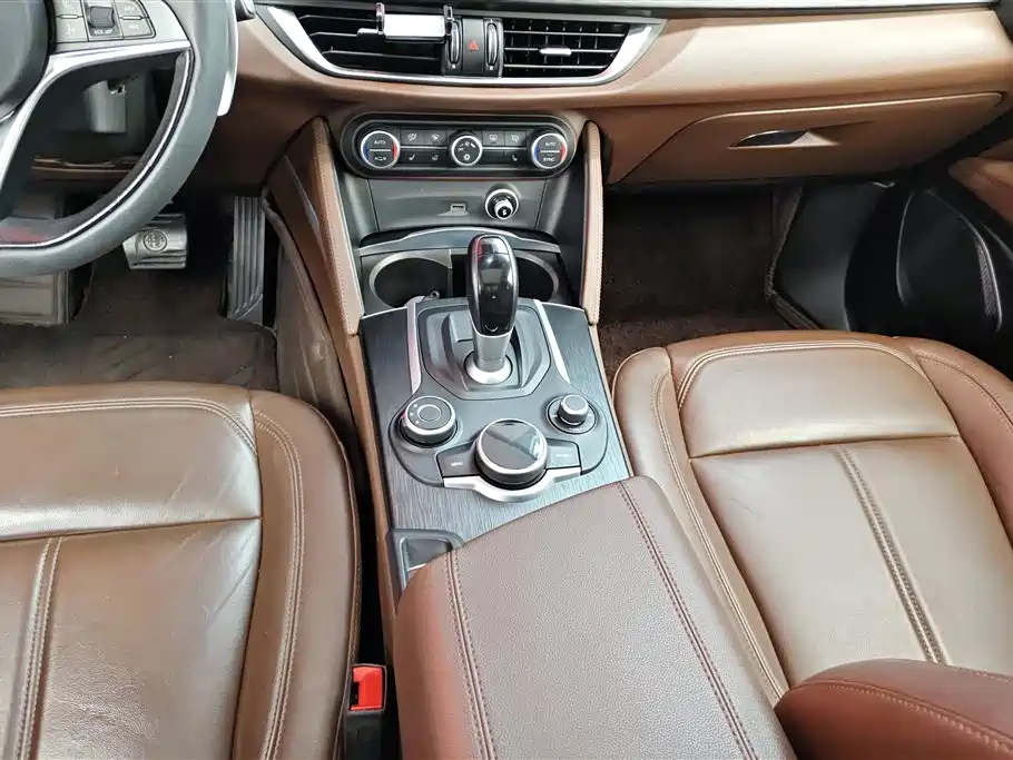 Alfa Romeo Stelvio 2017 — фото 16