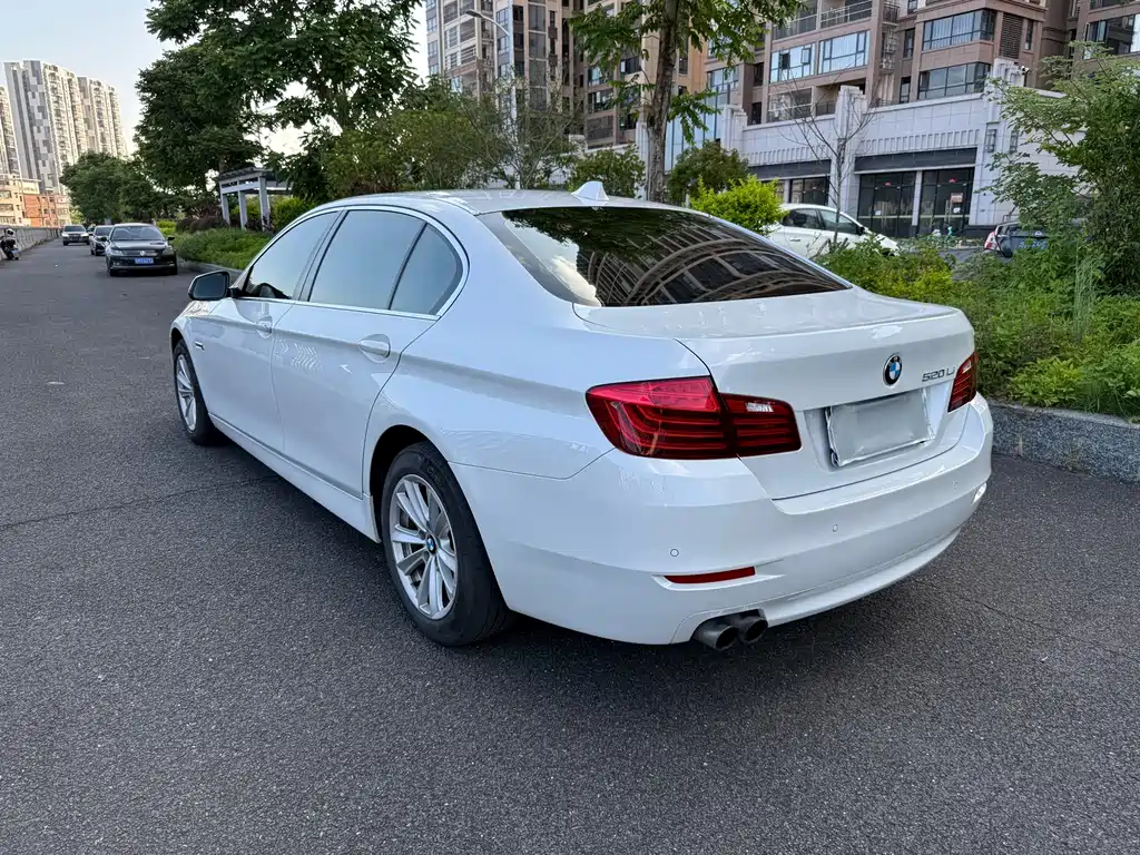 BMW 5 Series 2017 — фото 11