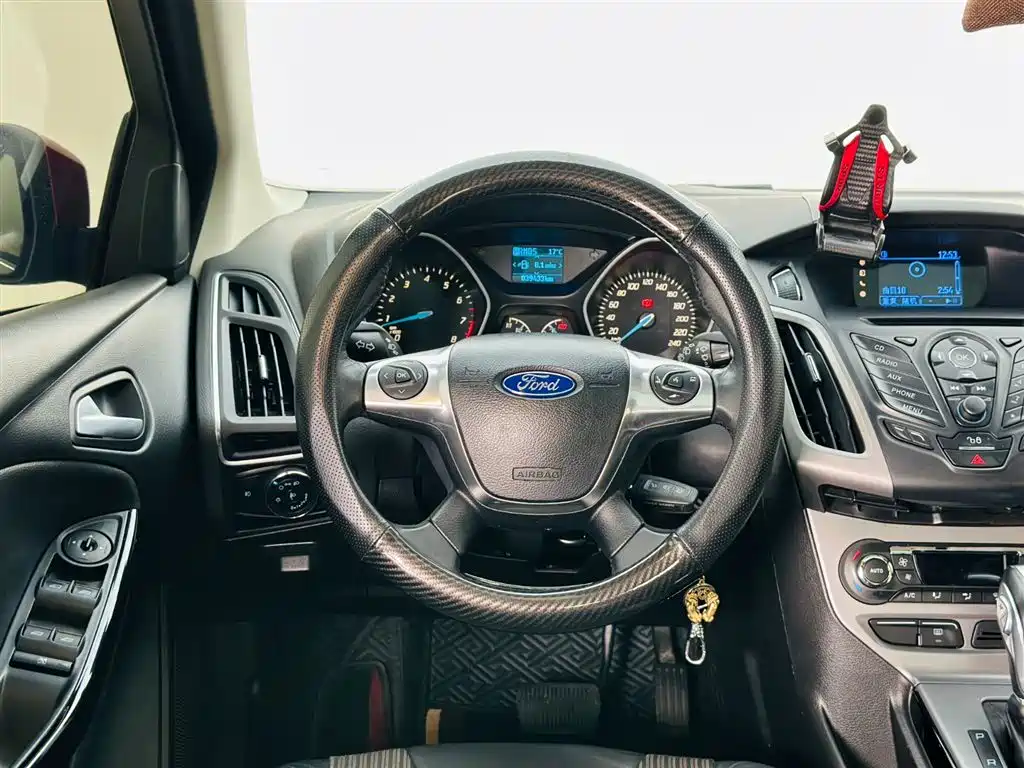 Ford Focus 2014 — фото 17