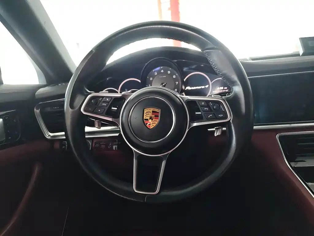Porsche Panamera 2018 — фото 9