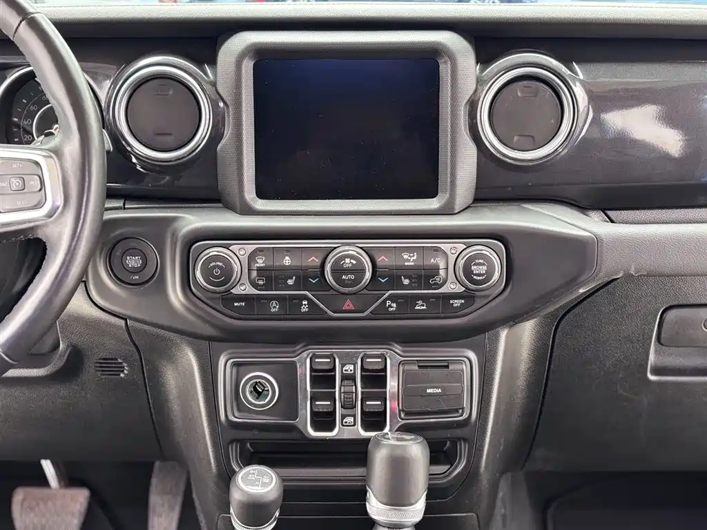 Jeep Wrangler 2023 — фото 19