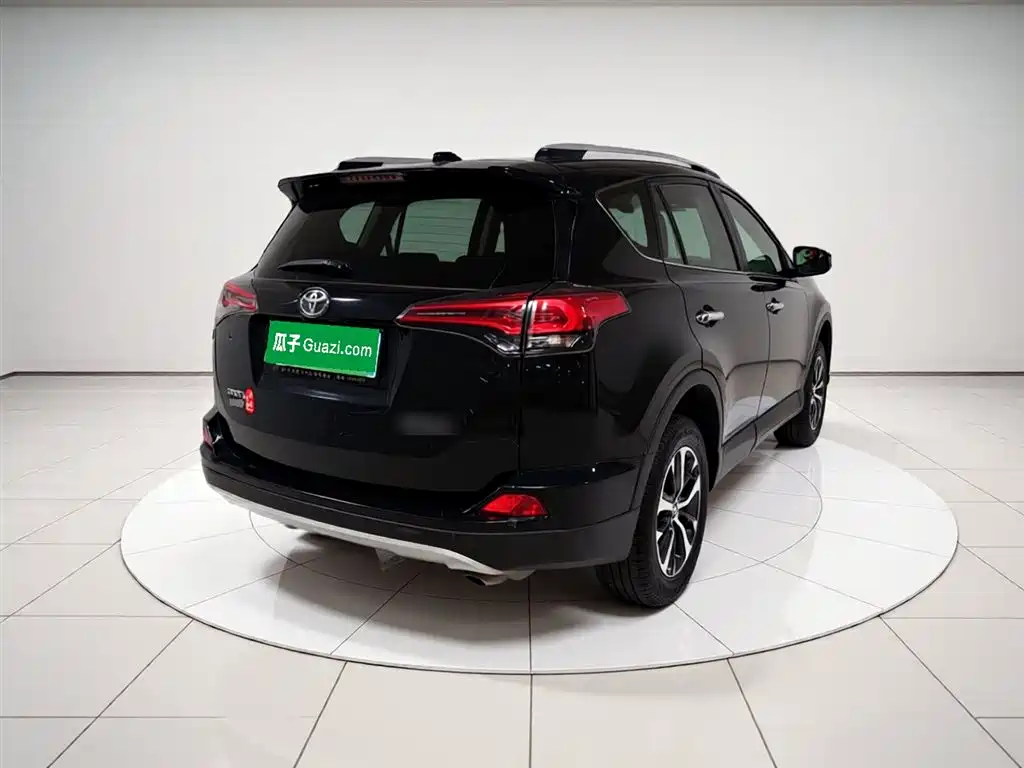 Toyota RAV4 2018 — фото 4