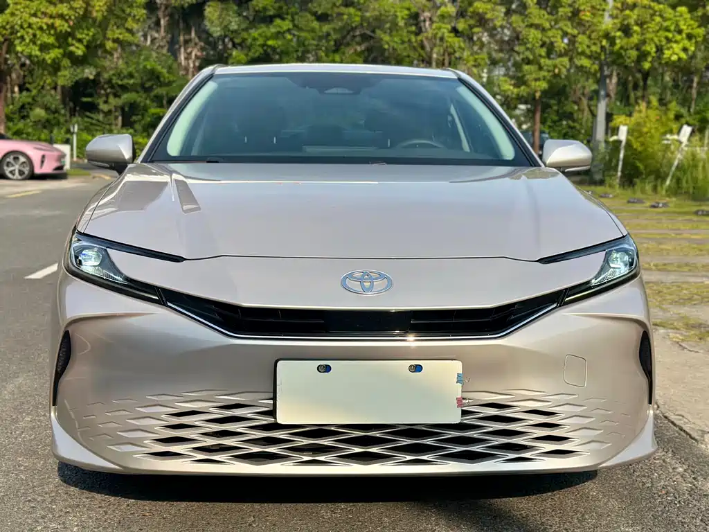 Toyota Camry 2024 — фото 2