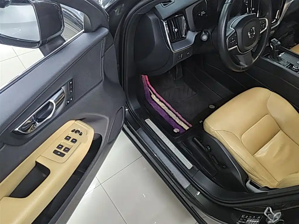 Volvo XC60 2018 — фото 16