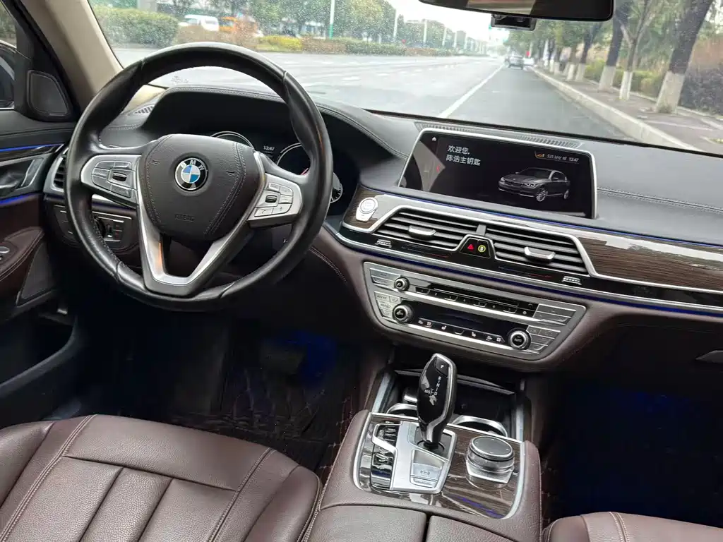 BMW 7 Series 2018 — фото 12
