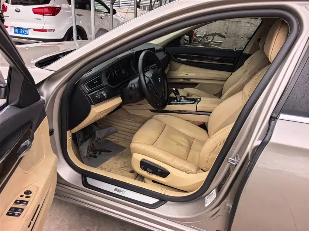 BMW 7 Series 2013 — фото 11