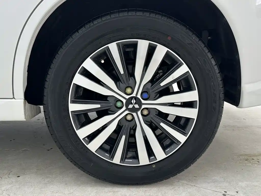 Mitsubishi Outlander 2023 — фото 16