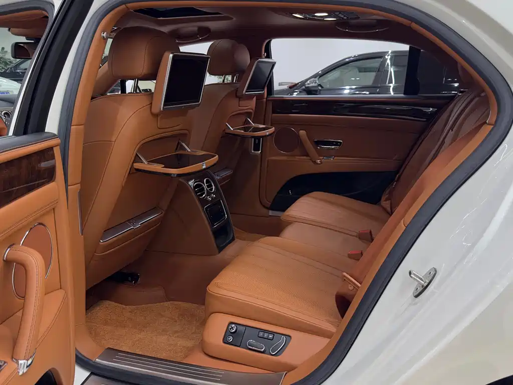 Bentley Flying Spur 2017 — фото 14