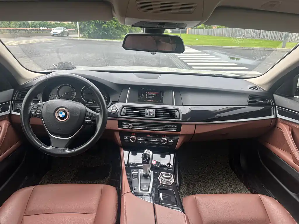 BMW 5 Series 2017 — фото 17
