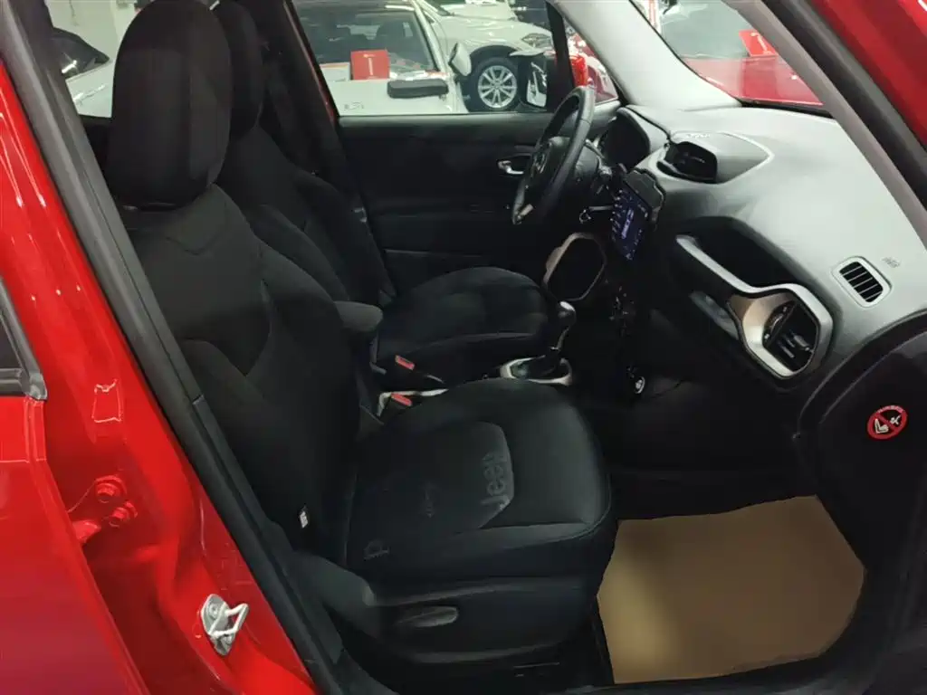Jeep Renegade 2018 — фото 25