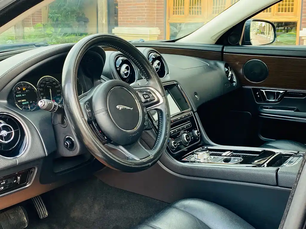 Jaguar XJ 2015 — фото 11