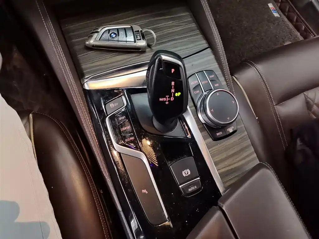 BMW 5 Series 2018 — фото 14