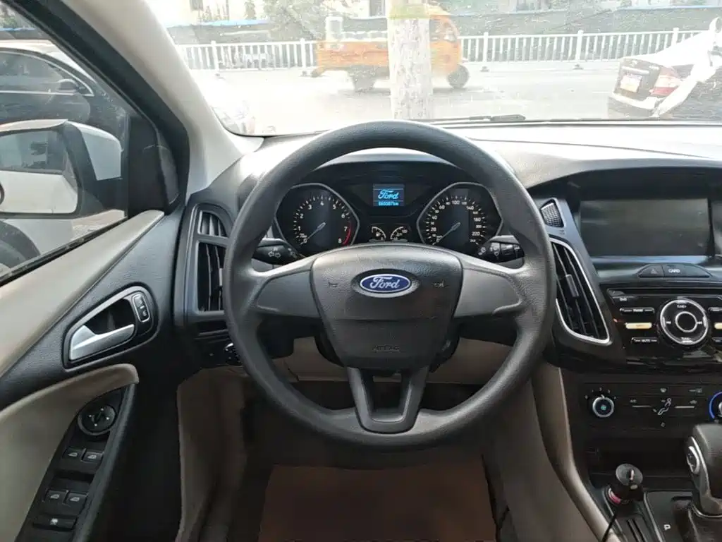Ford Focus 2017 — фото 11