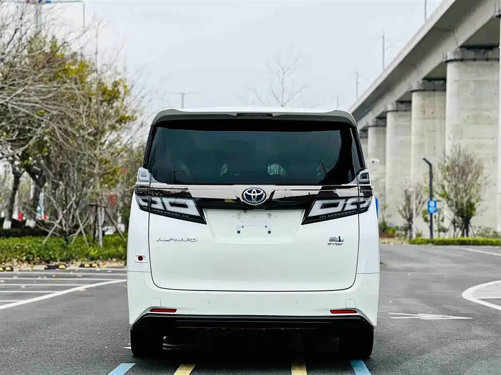 Toyota Vellfire 2023 — фото 10