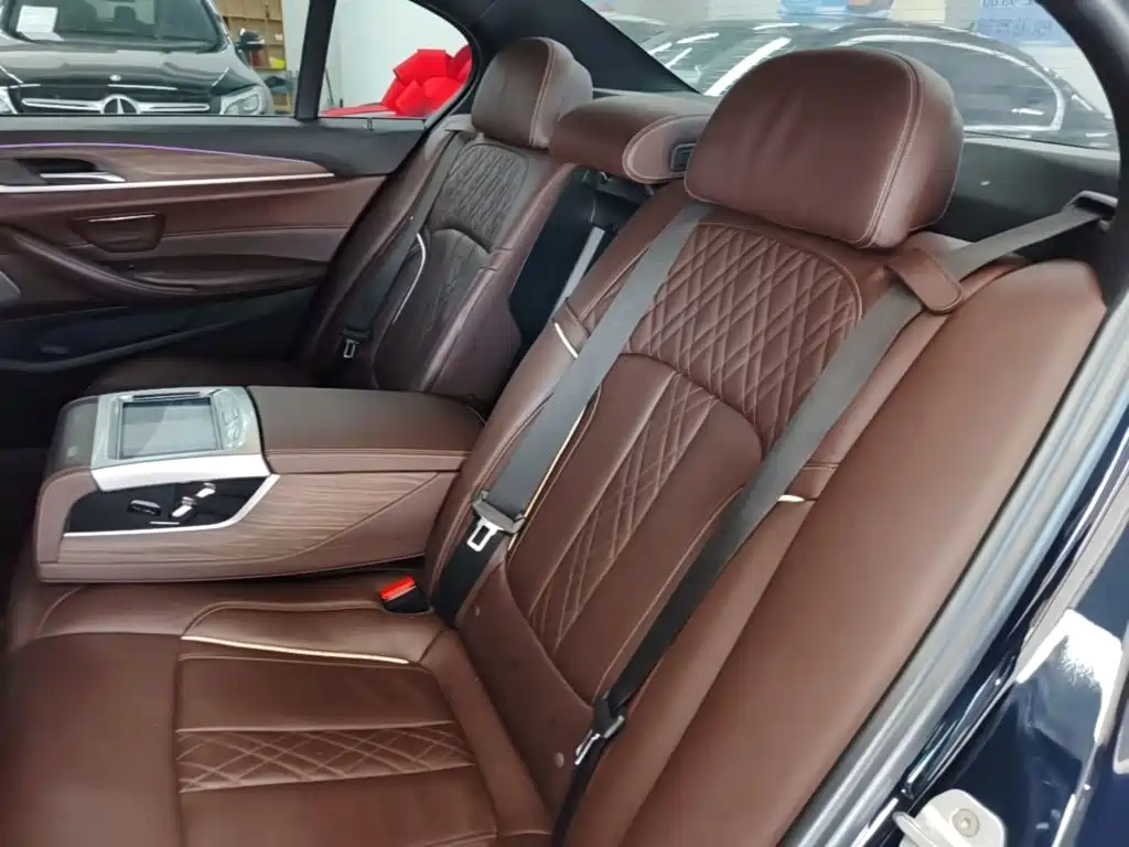 BMW 5 Series 2018 — фото 17