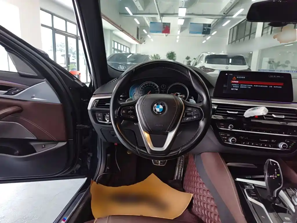 BMW 5 Series 2018 — фото 11