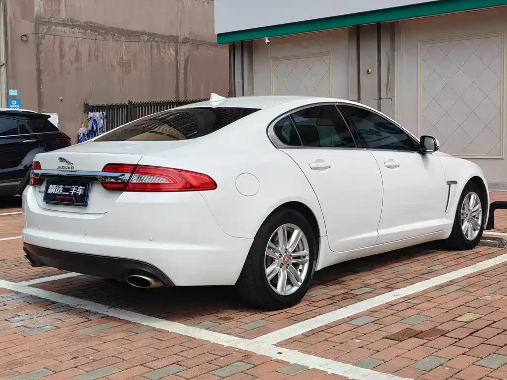 Jaguar XF 2016 — фото 16