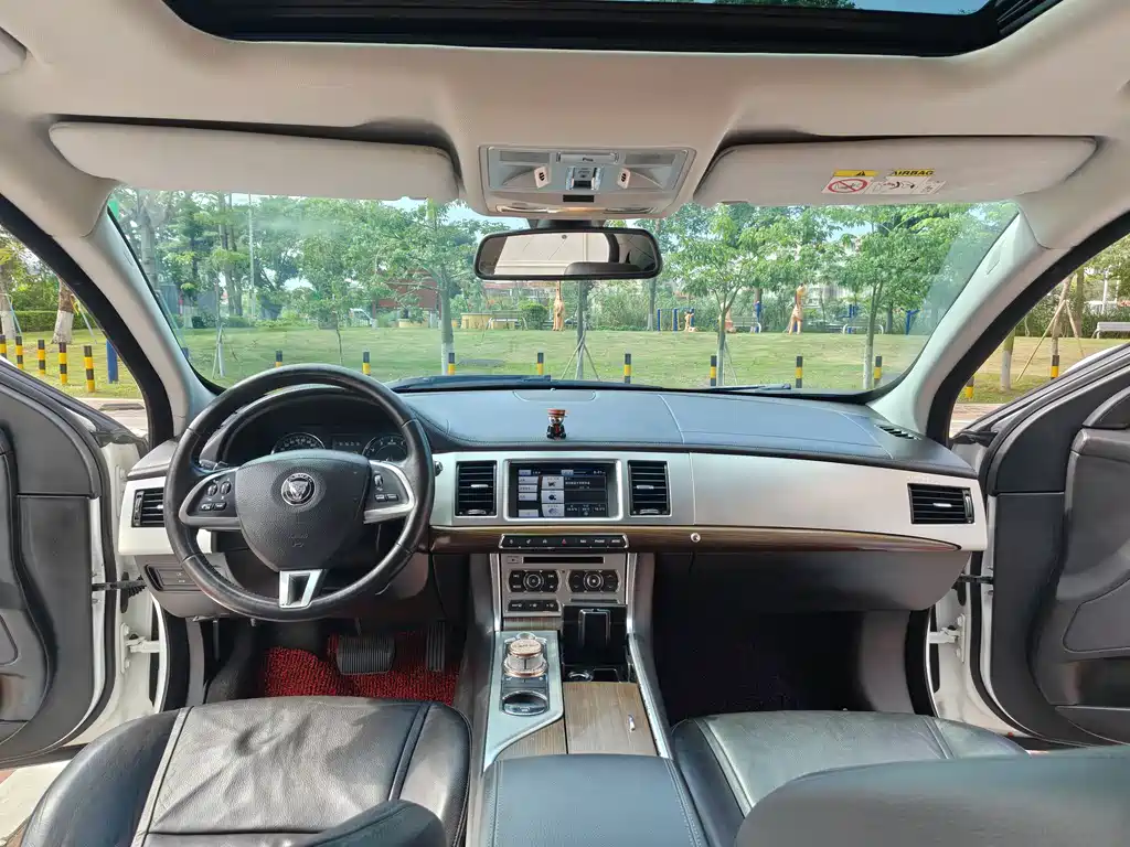 Jaguar XF 2016 — фото 9