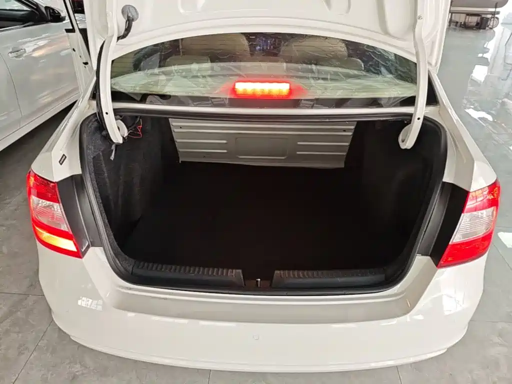 Skoda Rapid 2015 — фото 19