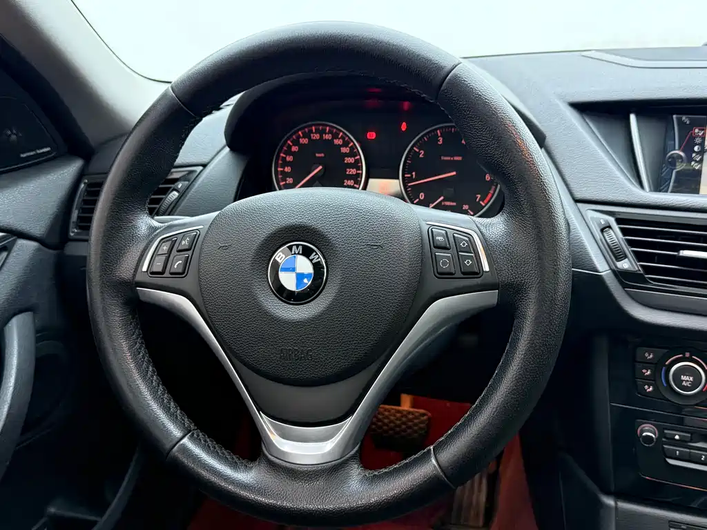 BMW X1 2015 — фото 11