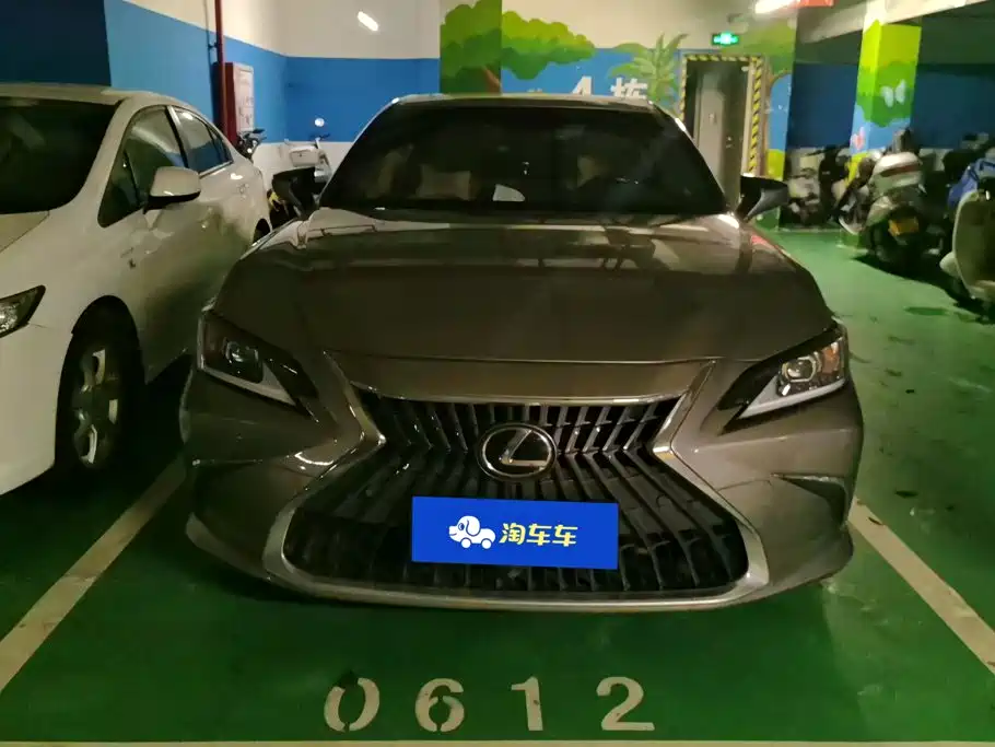 Lexus ES 2021