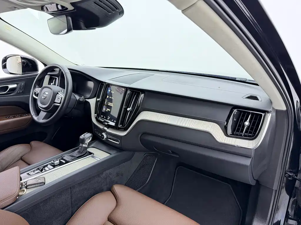 Volvo XC60 2019 — фото 10