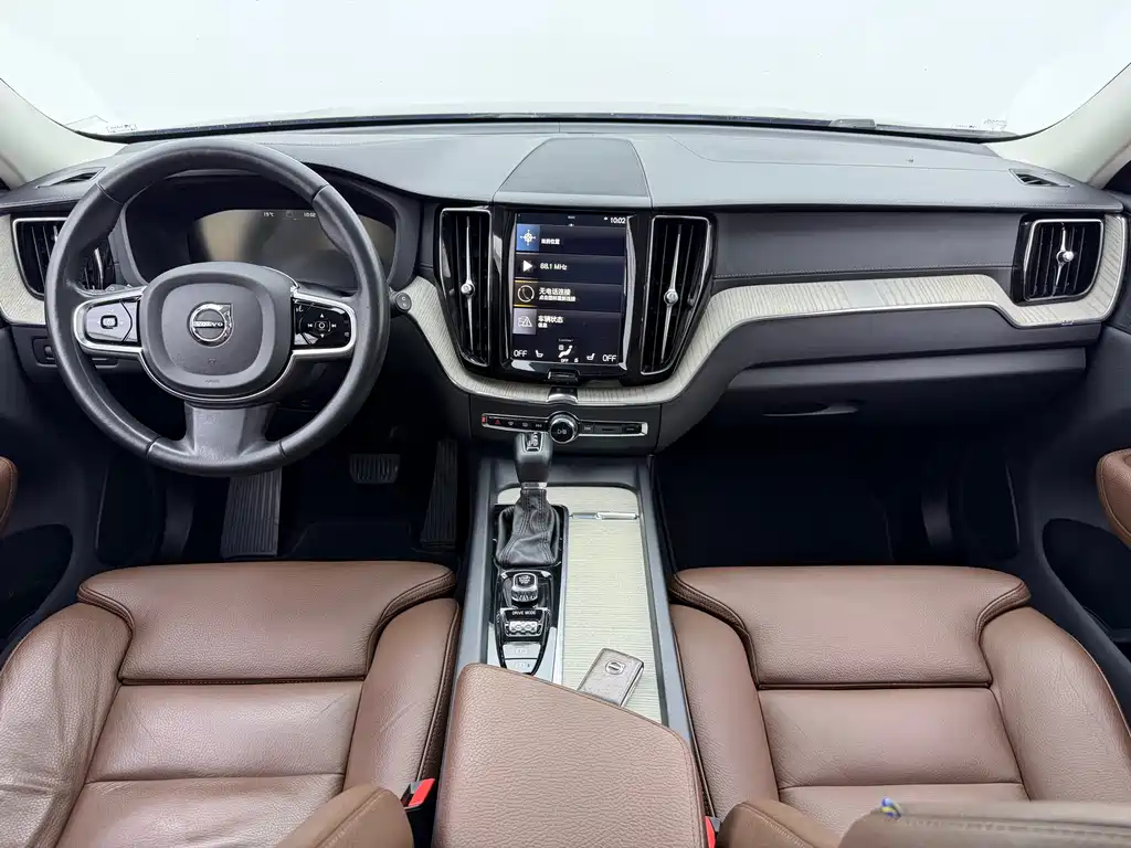 Volvo XC60 2019 — фото 12