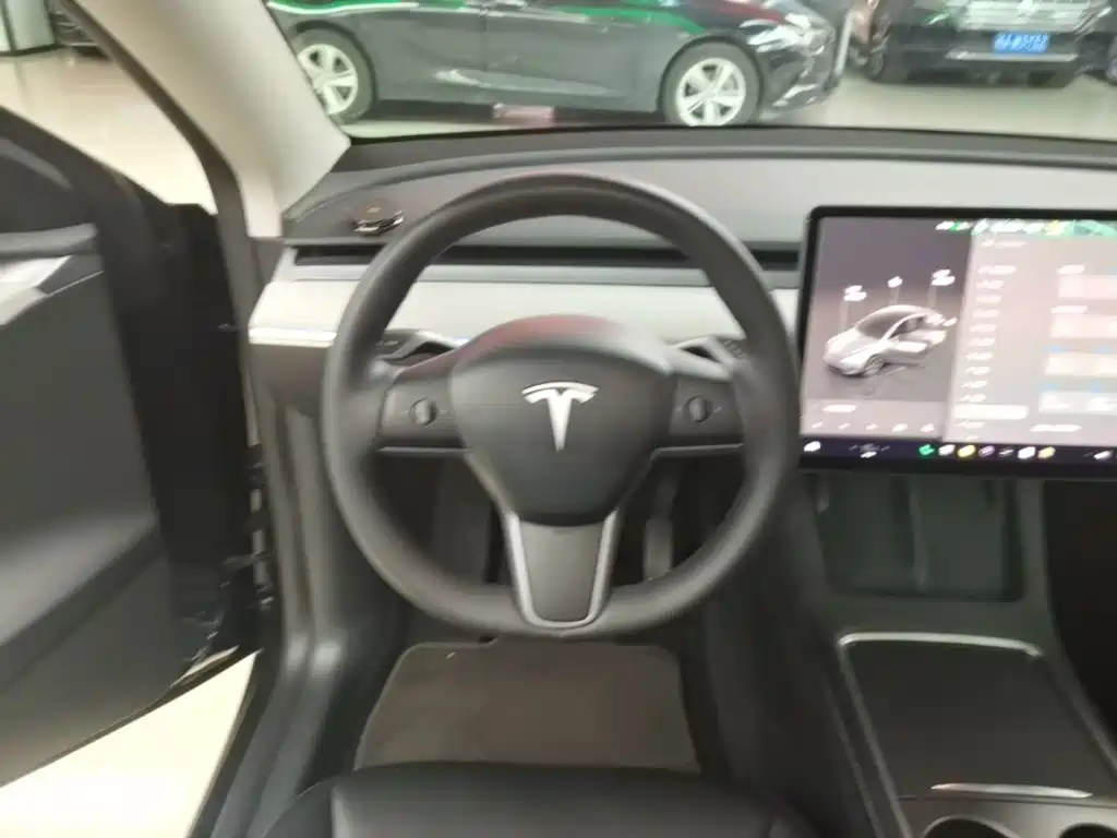 Tesla Model Y 2024 — фото 11