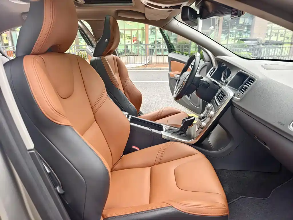 Volvo S60 2015 — фото 13