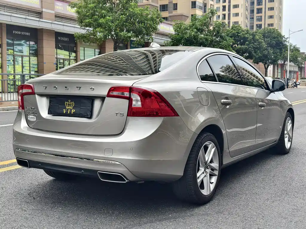 Volvo S60 2015 — фото 26