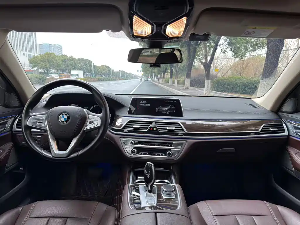 BMW 7 Series 2018 — фото 11
