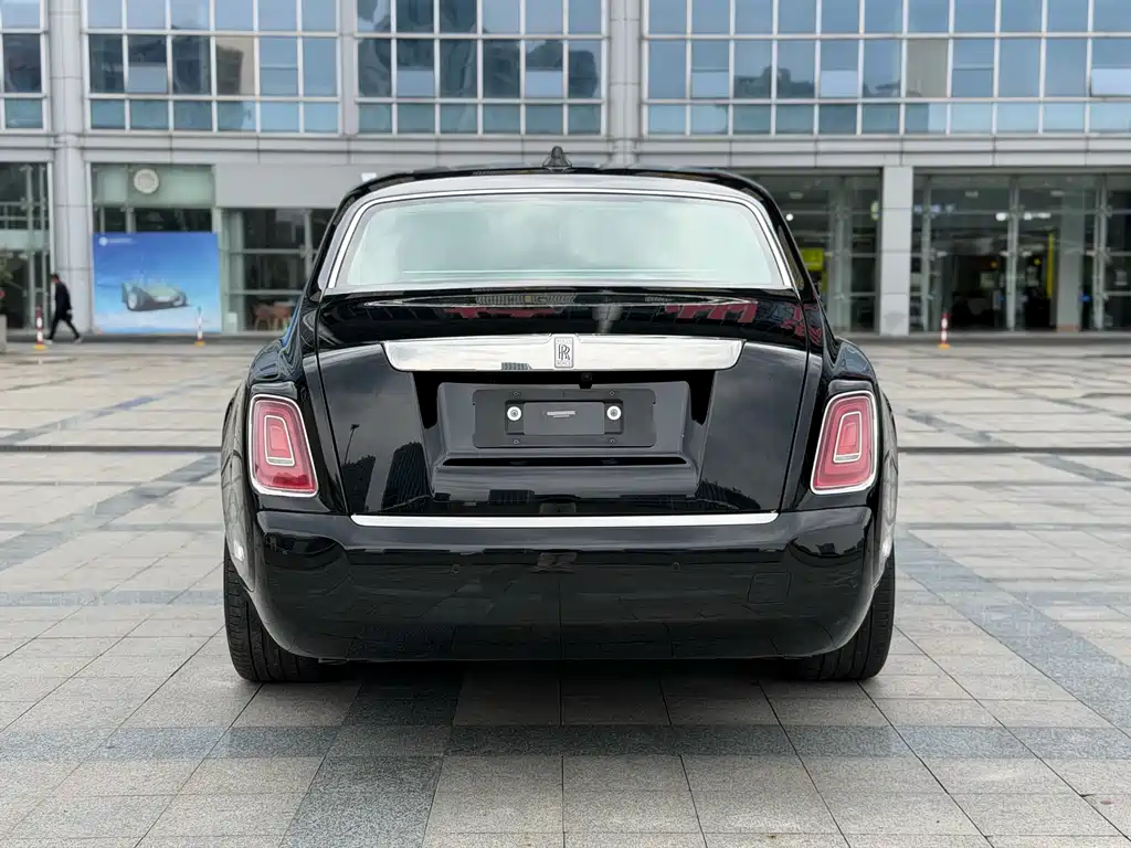 Rolls-Royce Phantom 2018 — фото 14