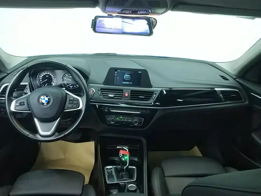 BMW 1 Series 2018 — фото 12